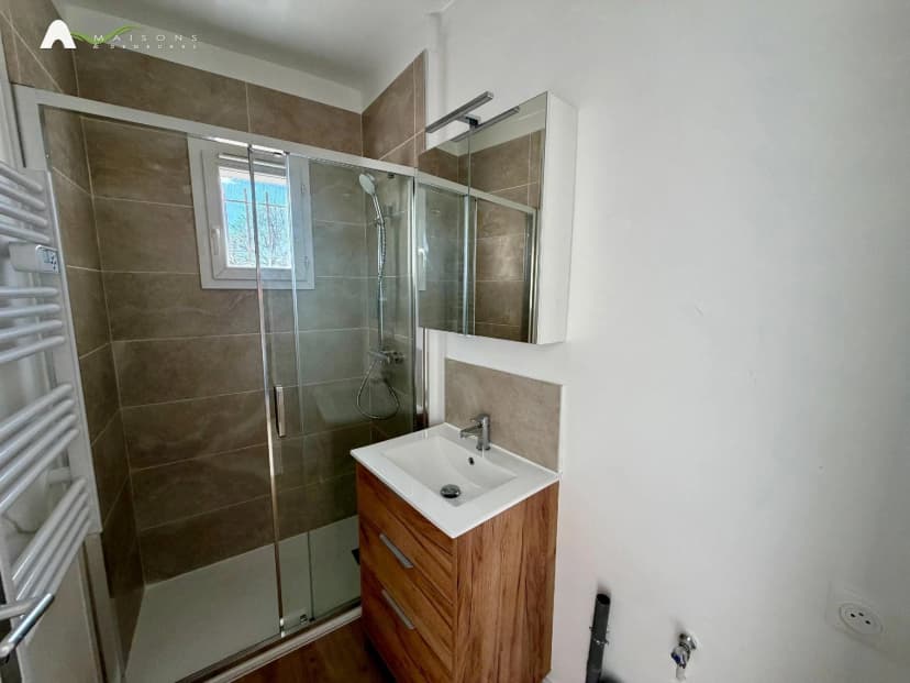 thumbnail of estate's photo