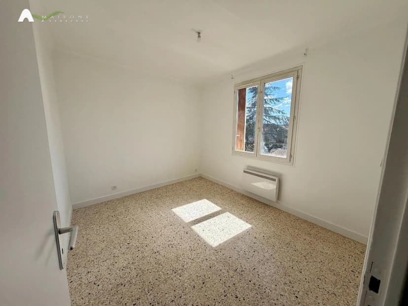 thumbnail of estate's photo