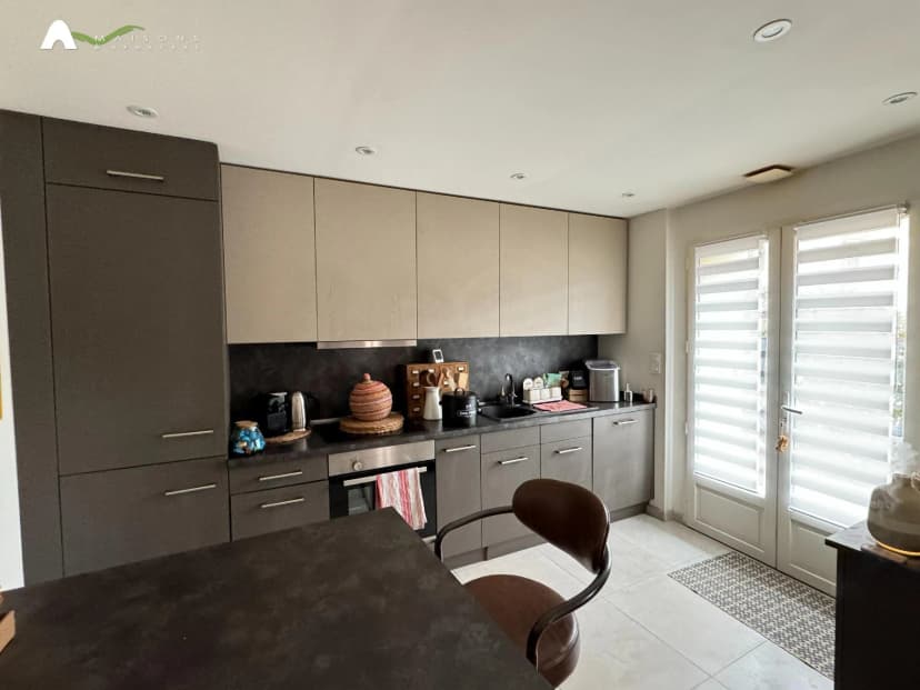 thumbnail of estate's photo