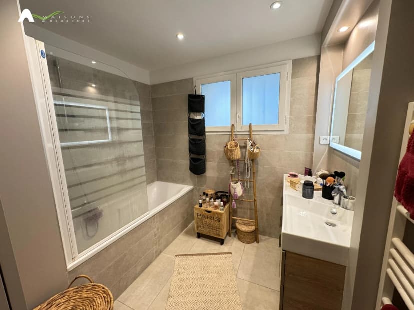 thumbnail of estate's photo